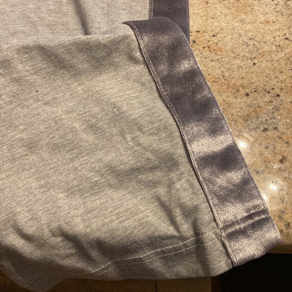 bebe sweatpants… Gray with velour stipe on side of legs / Velour tie at waist . - Picture 8 of 8